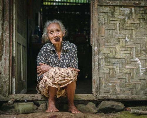 Mbah Tumbu sedang Nginang