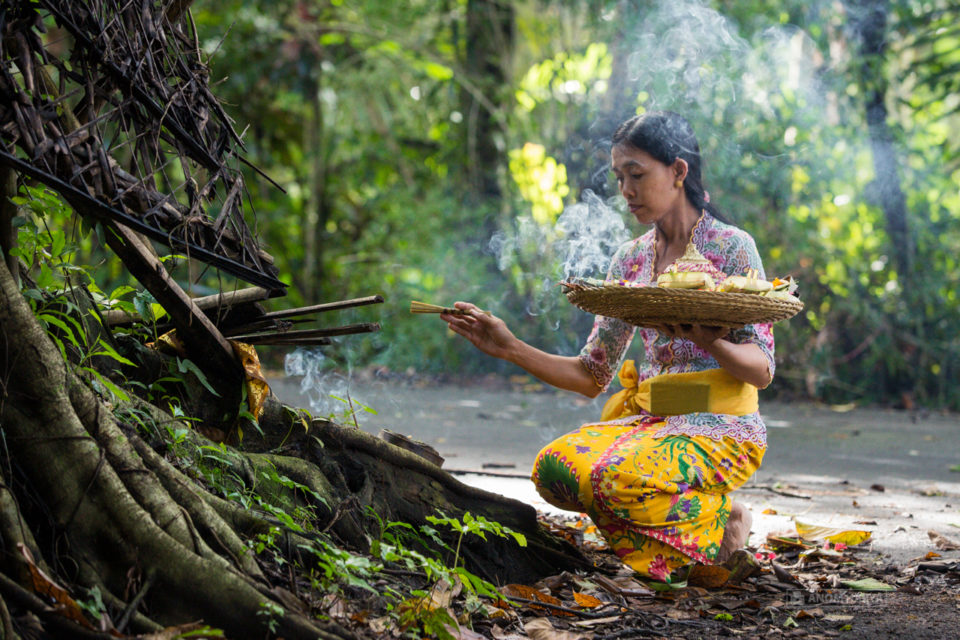 Wanita di Bali melakukan ritual
