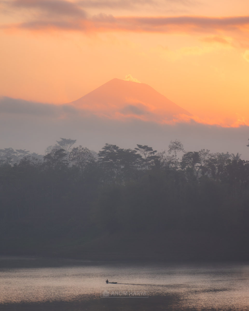 Gunung Semeru di Timur Waduk Lahor