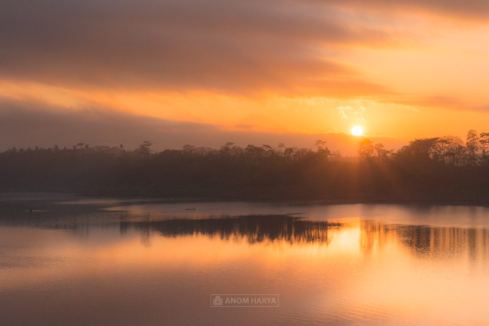 Sunrise di Waduk Lahor