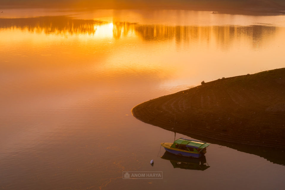 Perahu Wisata Bersandar di Waduk Lahor