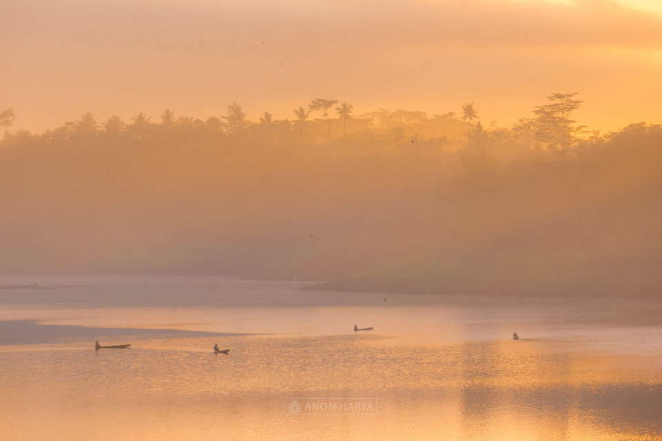 Perahu Nelayan di Waduk Lahor
