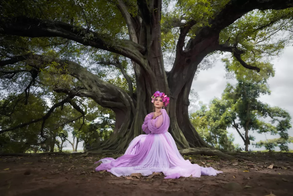 Motret Model Berlatar Pohon Besar